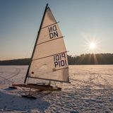 Segelboot auf zugefrorenem See