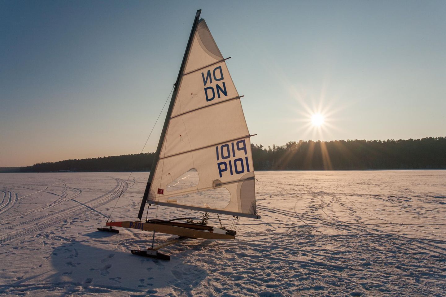 Segelboot auf zugefrorenem See