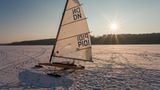 Segelboot auf zugefrorenem See