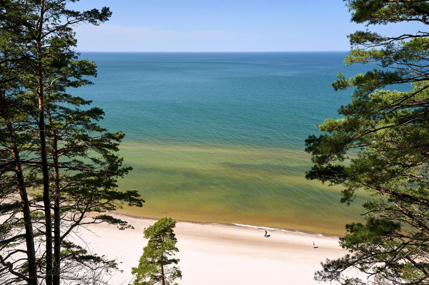 Strand mit Spaziergängern