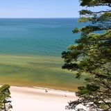Strand mit Spaziergängern