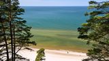 Strand mit Spaziergängern