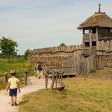 Menschen laufen auf ein Holz Fort zu