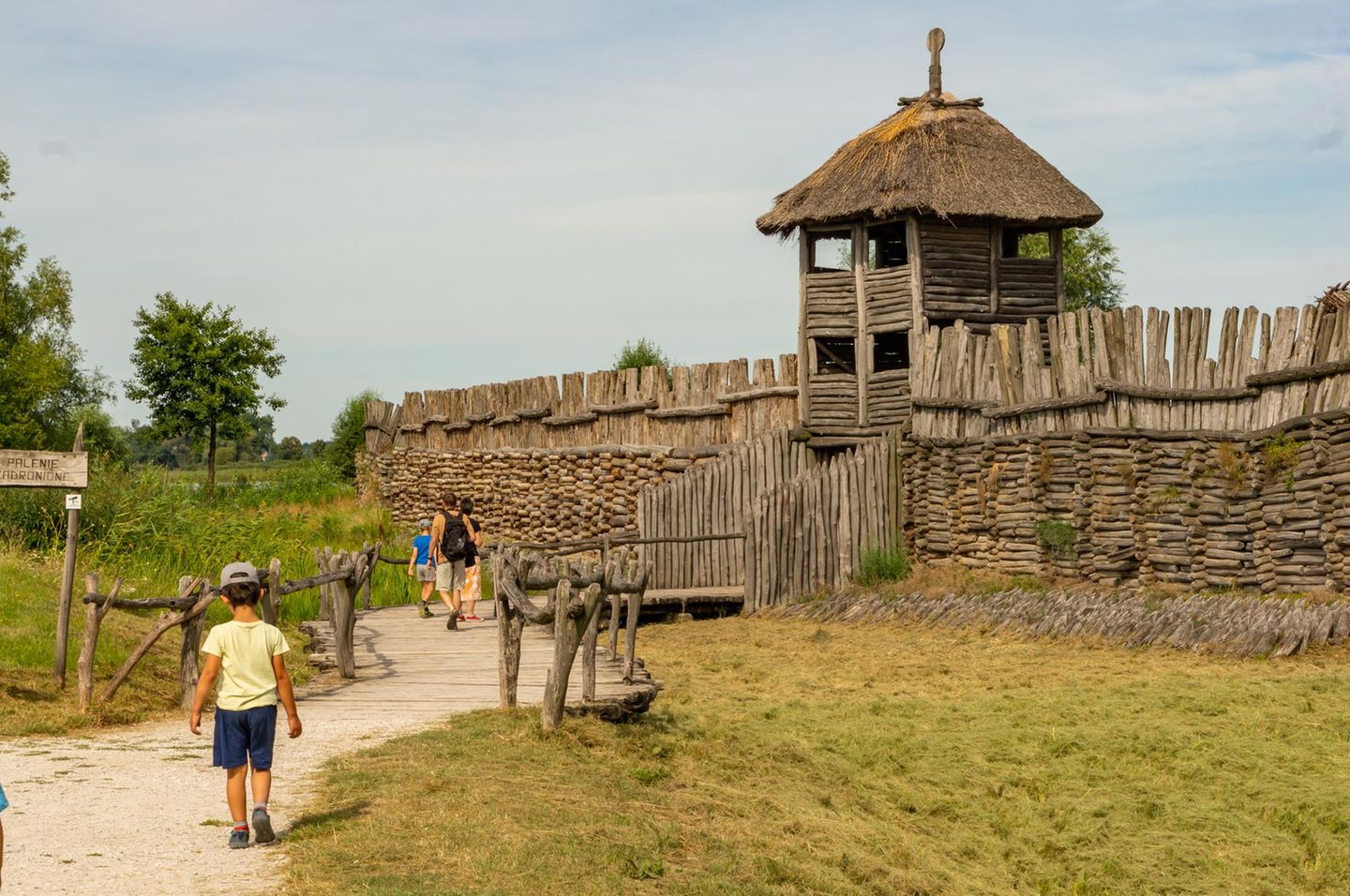 Menschen laufen auf ein Holz Fort zu