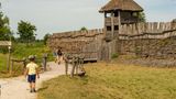 Menschen laufen auf ein Holz Fort zu
