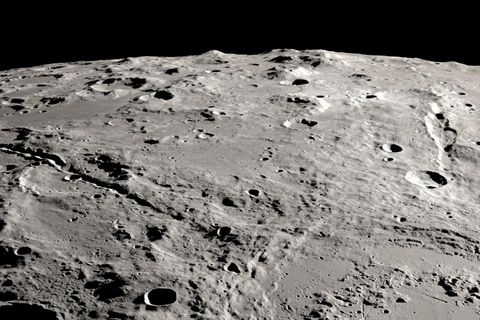 Das Vallis Schrödinger und das Vallis Planck auf der Südseite des Mondes