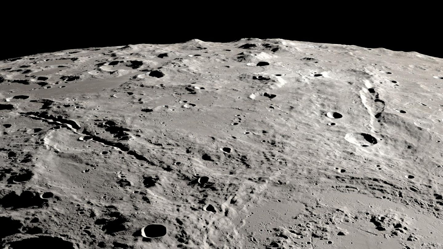 Das Vallis Schrödinger und das Vallis Planck auf der Südseite des Mondes