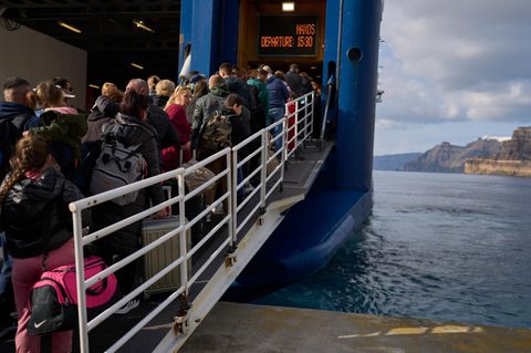 Menschen flüchten von Santorini