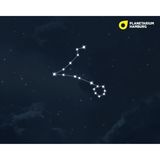 Das Sternbild Fische ist durchaus markant – und das, obwohl es aus nicht sehr hellen Sternen geformt werden. Besonders ist ihre Konstellation. Denn sie bilden zwei Linien, die sich an ihren Enden treffen, wobei wir am Ende der einen Linie einen hübschen Sternkreis erkennen. Um die Fische zu finden, schauen wir am besten am herbstlichen Abendhimmel zum auffälligen Sternenquadrat des Sternbilds Pegasus.