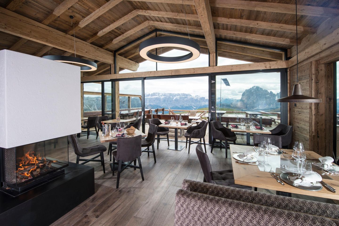 Gastraum mit Designer-Möbeln und großen Fenstern