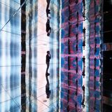 Person im Spiegelsaal des Museums, viele Lichteffekte