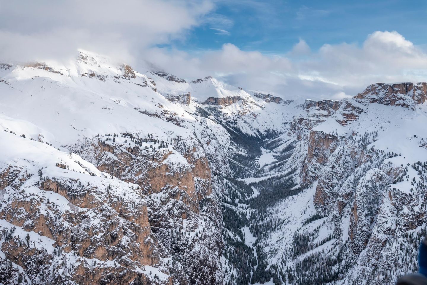 Schneezauber: auf Langlaufskiern ins Langental Das ruhige Seitental verbindet Wolkenstein mit dem Naturpark Puez-Geisler. Eingerahmt von steilen Felswänden ist der Talgrund ein tolles Langlauf- und Winterwandergebiet, das sich auch gut für Anfänger und Familien eignet. Eine besondere Attraktion: die Silvesterkapelle mit jahrhundertealten Fresken. Nach der Wintertour schmeckt der Kuchen in der "Villa Frainela" am Ausgang des Tals in Wolkenstein besonders gut. Leider schließt Daniela Comploj die Familienbackstube im September 2025. Ihre beiden hübschen Ferienwohnungen kann man zum Glück auch danach noch mieten. Weiterer Einkehrtipp: die "Ciampac Hütte", ebenfalls am Talausgang.