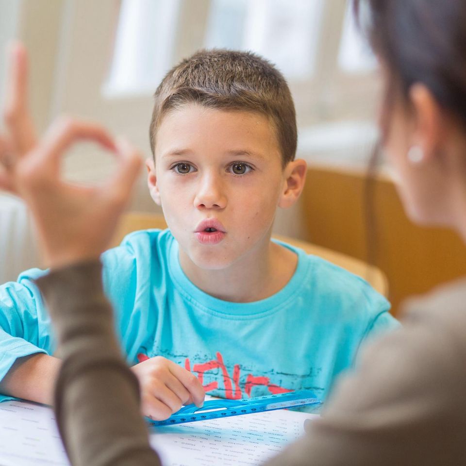 Eine Junge absolviert Sprechübungen mit einer Logopädin Eine Junge absolviert Sprechübungen mit einer Logopädin