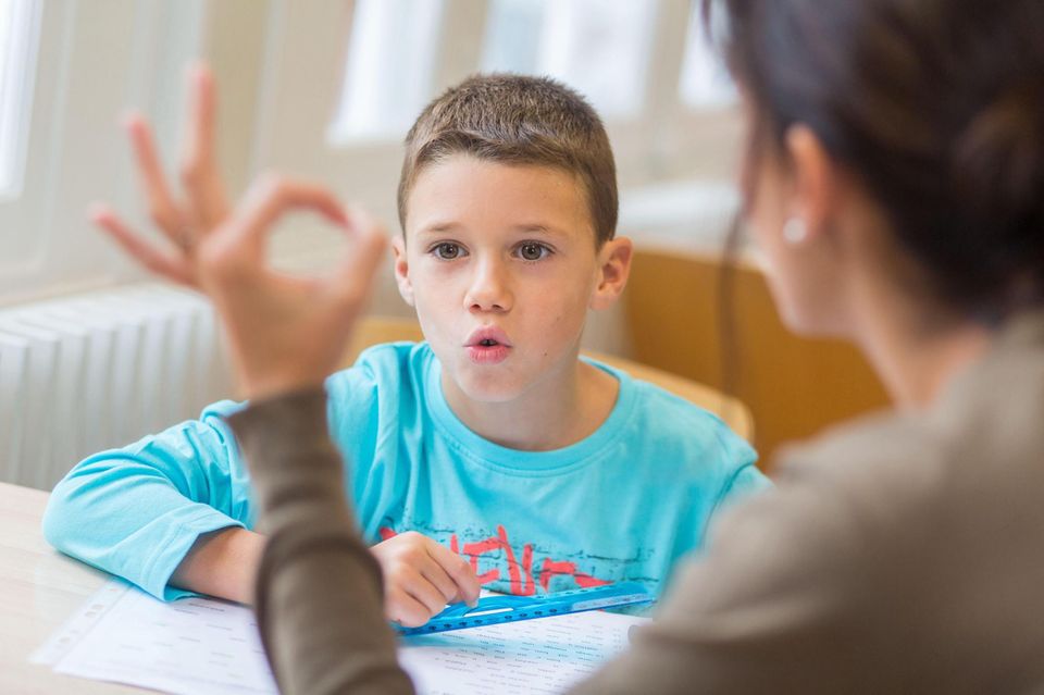 Eine Junge absolviert Sprechübungen mit einer Logopädin 1.5004