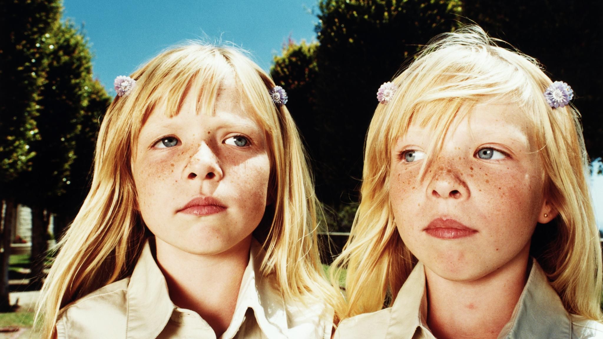 Zwei Schwestern, die Zwillinge sind, fotografiert in einem Park