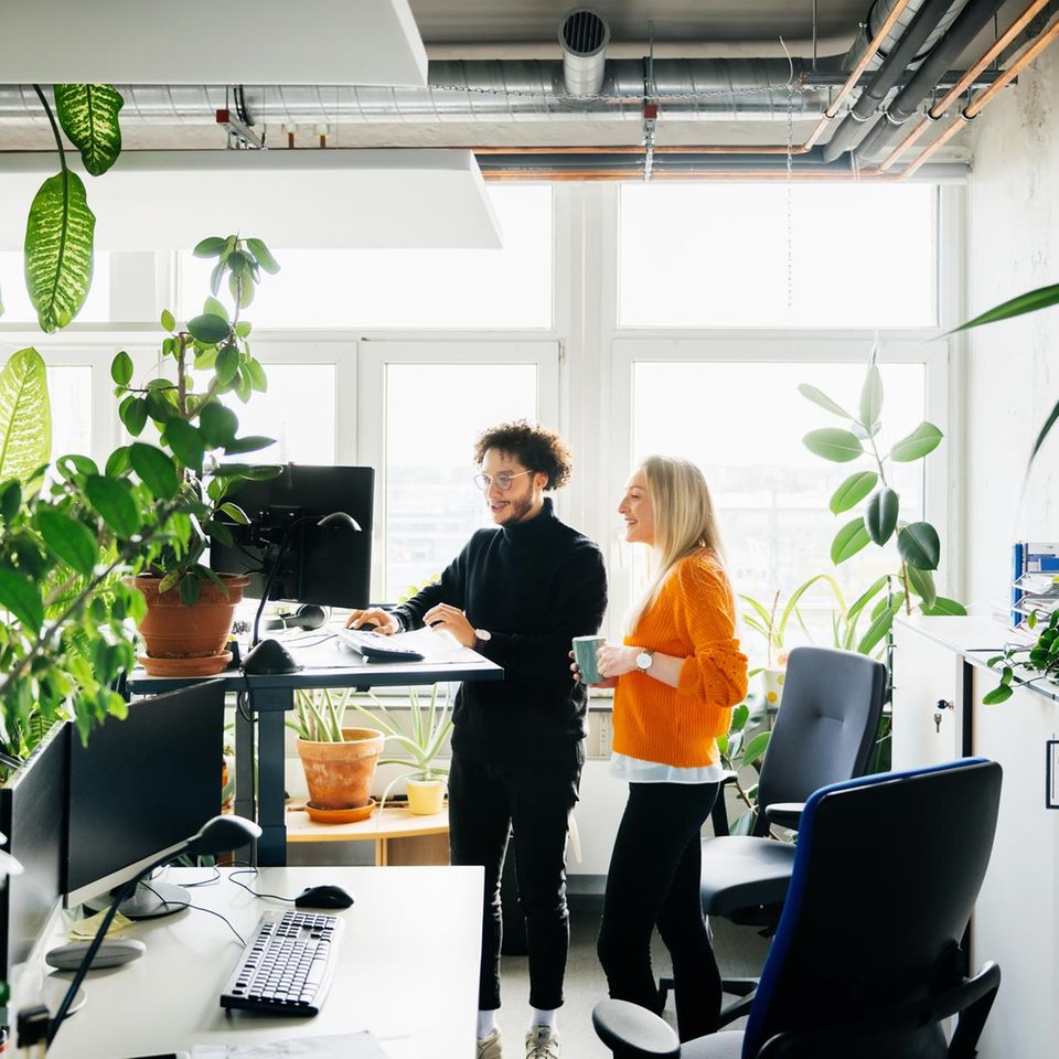 Wer auf die Ergonomie am Arbeitsplatz achtet, kann Nacken- oder Rückenschmerzen und weiteren Beschwerden vorbeugen