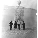 Menschen posieren vor riesigem Schneemann