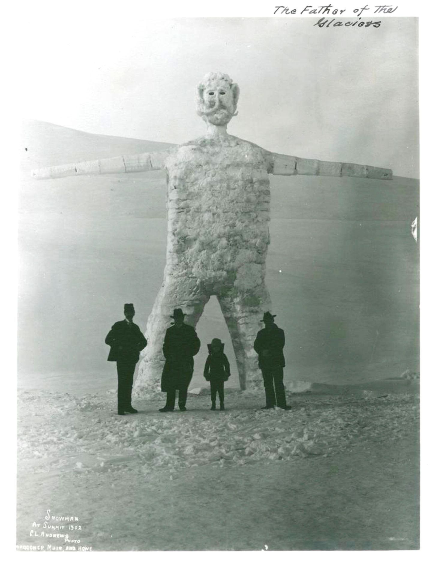Menschen posieren vor riesigem Schneemann