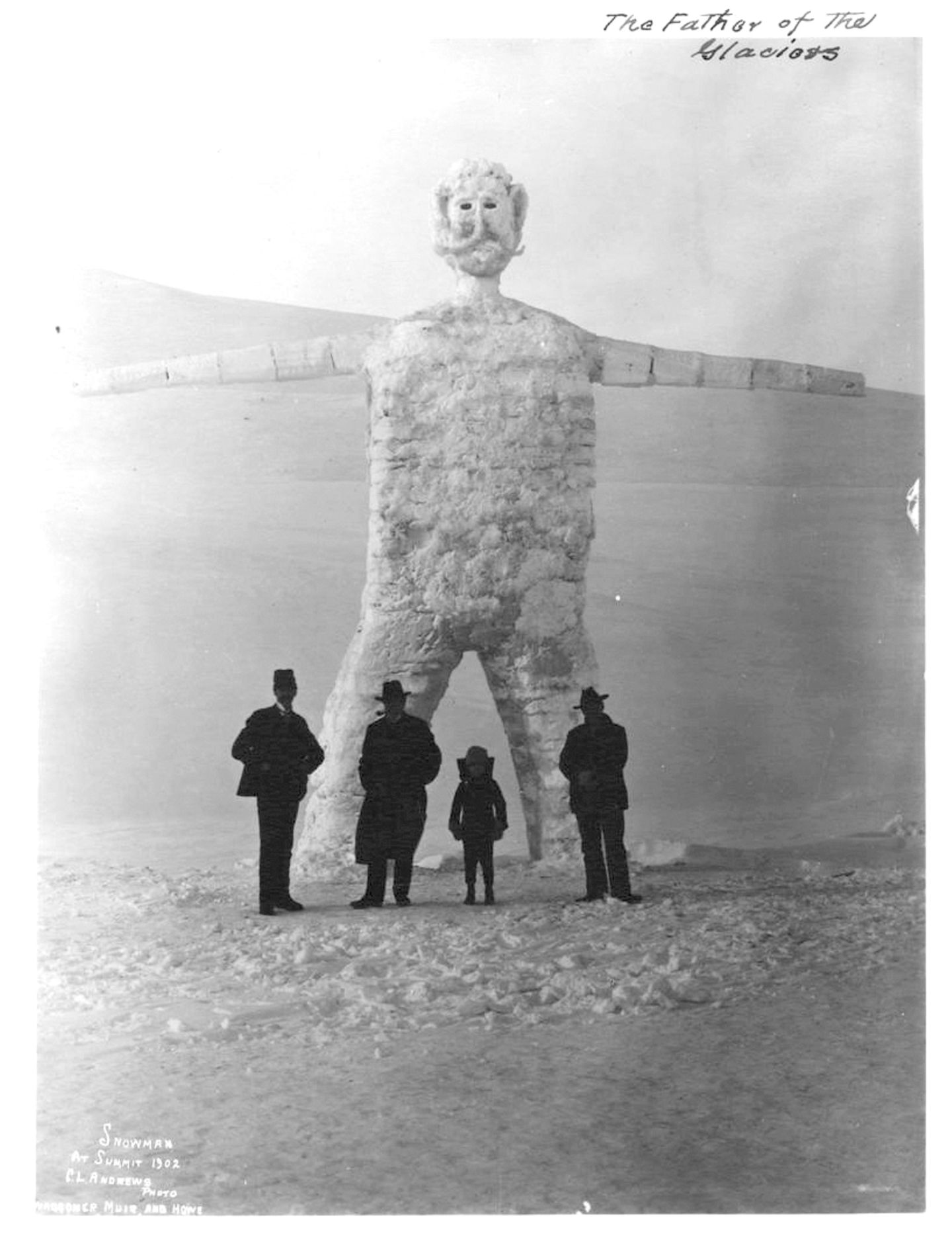 Menschen posieren vor riesigem Schneemann