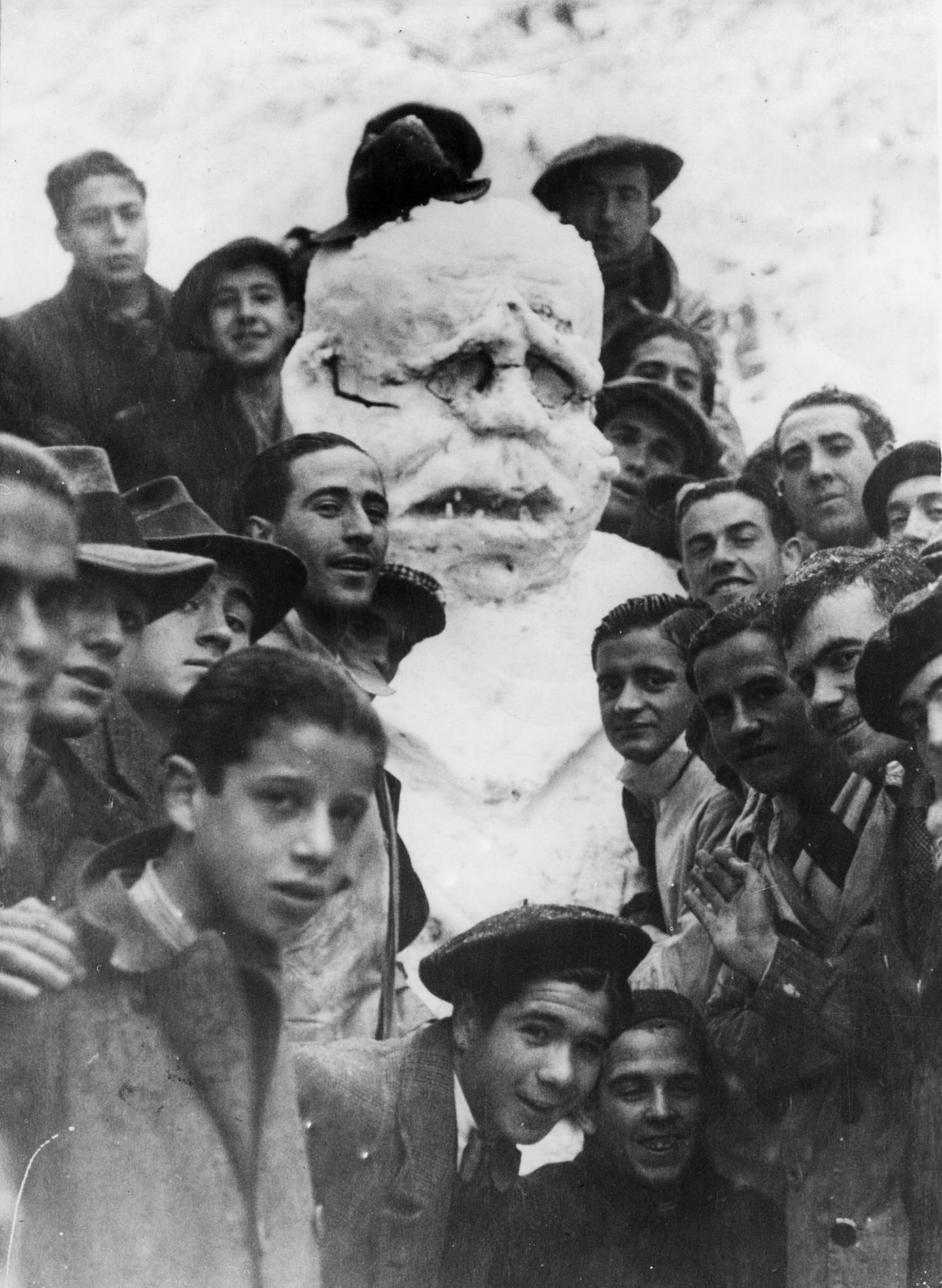 Ein Schneemann, der zahnt Menschen posieren um Schneemann