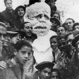 Menschen posieren um Schneemann