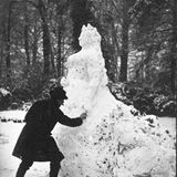 Mann erschafft Schneemann in Gestalt von Queen Victoria