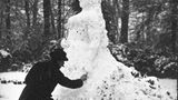 Mann erschafft Schneemann in Gestalt von Queen Victoria