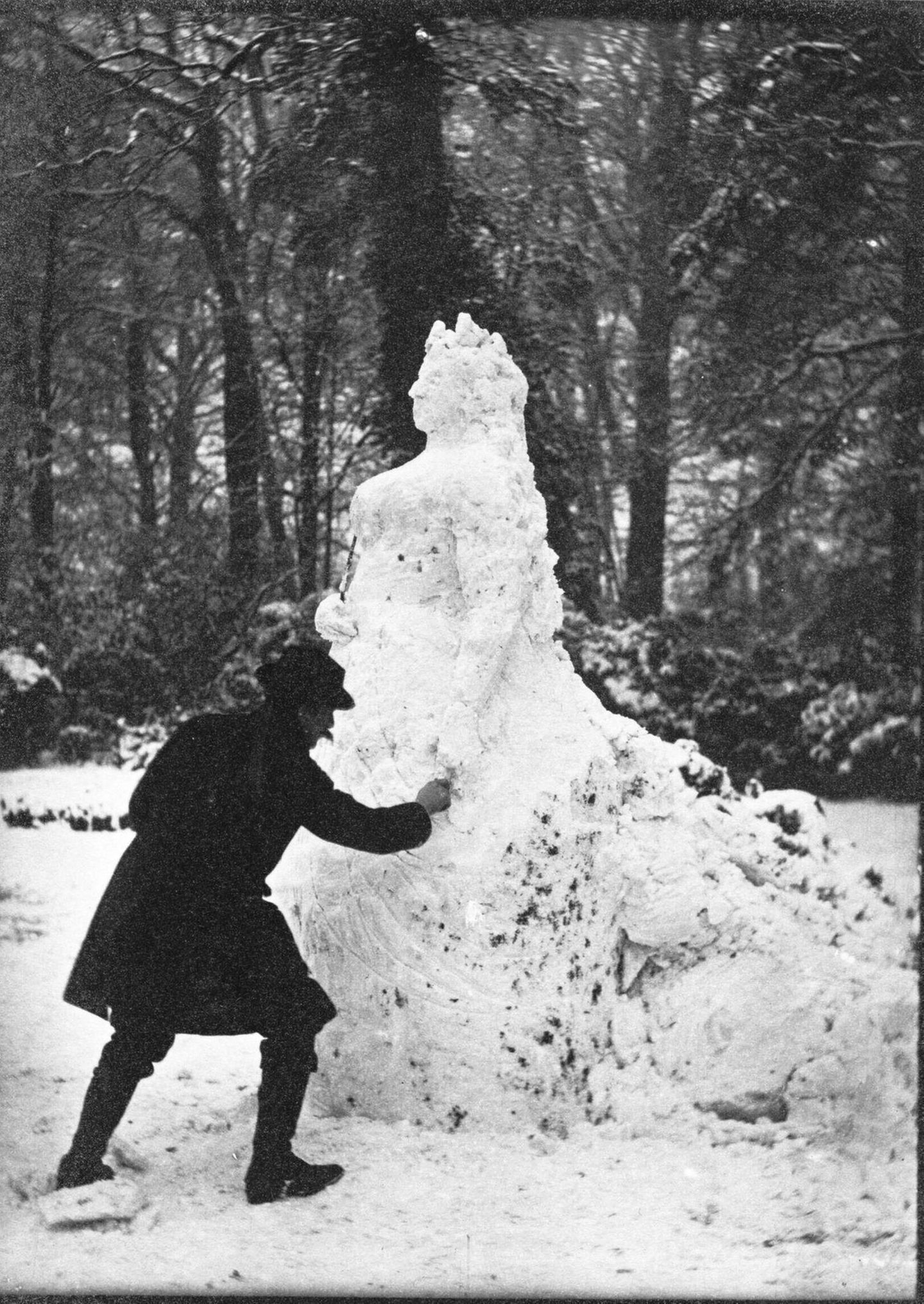 Mann erschafft Schneemann in Gestalt von Queen Victoria