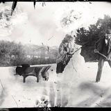 Frau und Mann schaufeln Schneemann