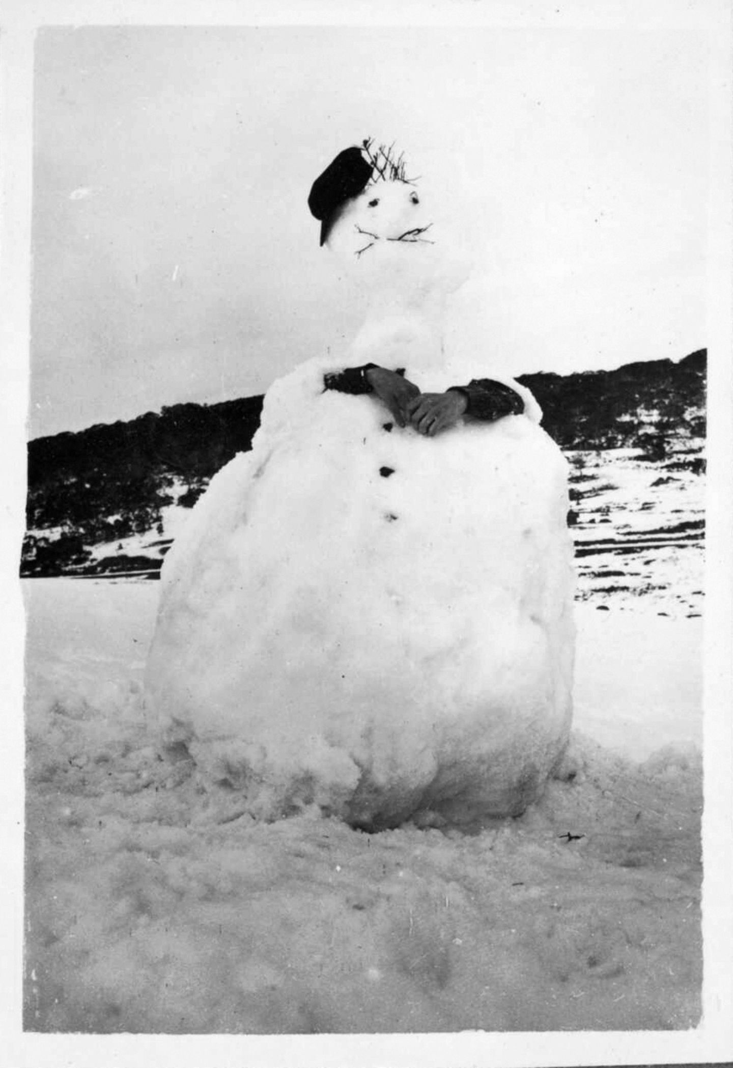 Person steckt in einem Schneemann