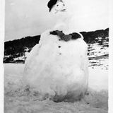 Person steckt in einem Schneemann