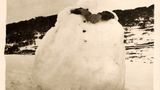 Person steckt in einem Schneemann