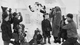Menschen veralbern Hitler-Schneemann