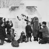 Menschen veralbern Hitler-Schneemann