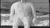 Schneemann sitzt auf Bank