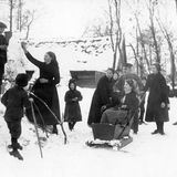 Knopfaugen ins Gesicht – und fertig ist der Schneemann! Dass die eisigen Gestalten Klein und Groß zusammenbringen, zeigt diese Aufnahme aus dem Spreewald (vermutlich 1910er-Jahre).