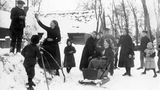 Knopfaugen ins Gesicht – und fertig ist der Schneemann! Dass die eisigen Gestalten Klein und Groß zusammenbringen, zeigt diese Aufnahme aus dem Spreewald (vermutlich 1910er-Jahre).