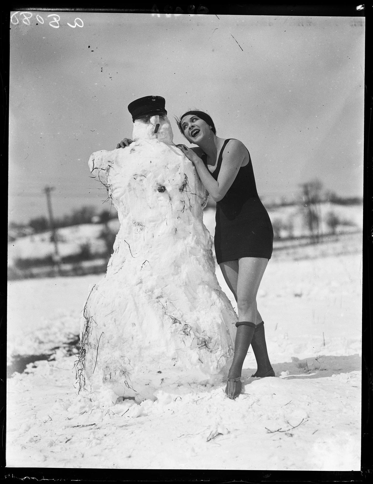 Mein bester Freund Frau umarmt Schneemann