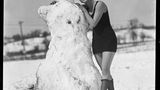 Frau umarmt Schneemann