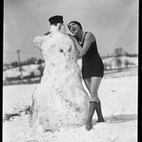 Frau umarmt Schneemann