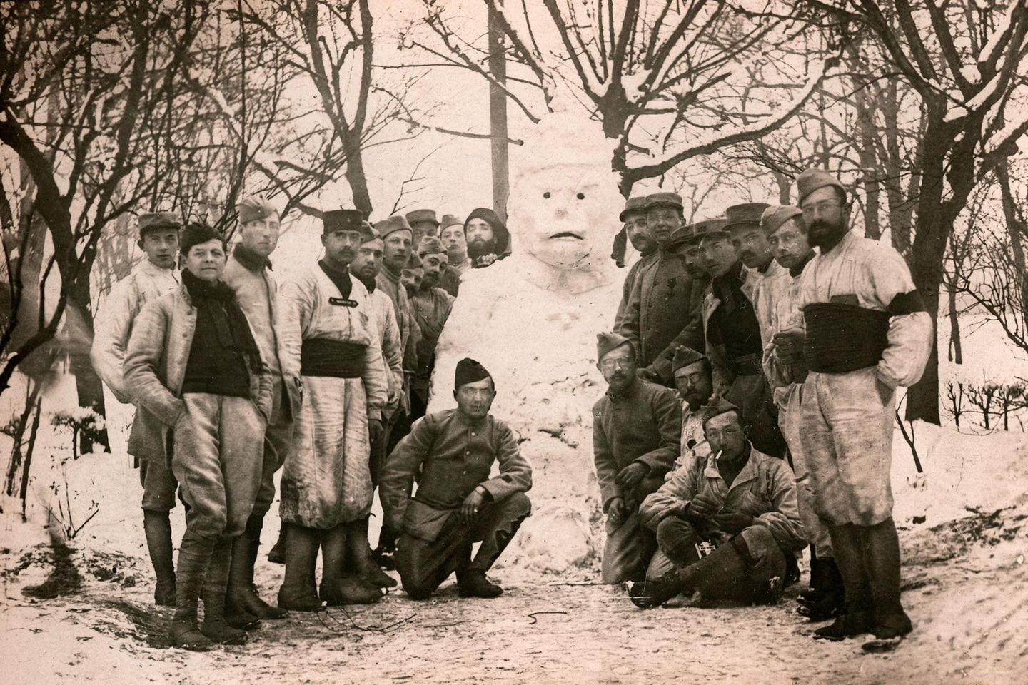 Soldaten posieren um Schneemann