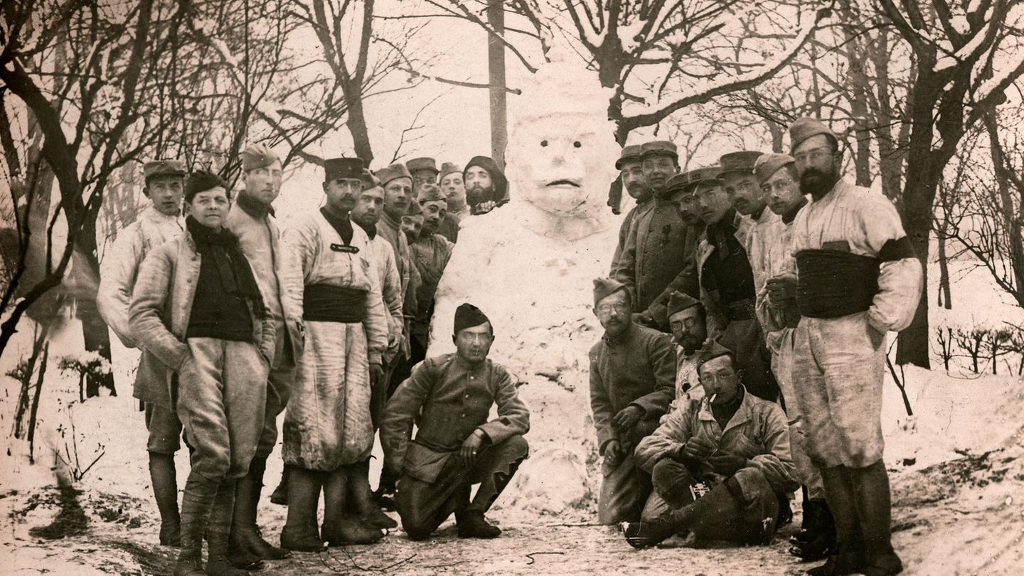 Soldaten posieren um Schneemann