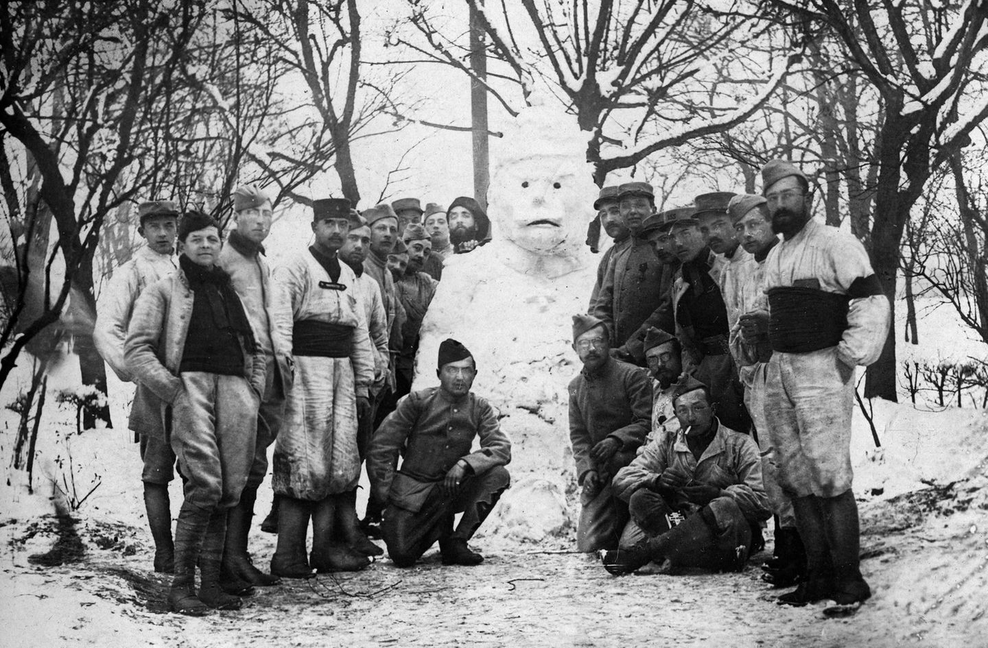 Soldaten posieren um Schneemann