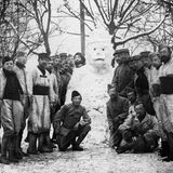 Soldaten posieren um Schneemann