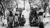 Soldaten posieren um Schneemann