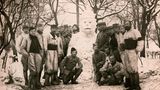 Soldaten posieren um Schneemann