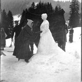Frau baut Schneefrau