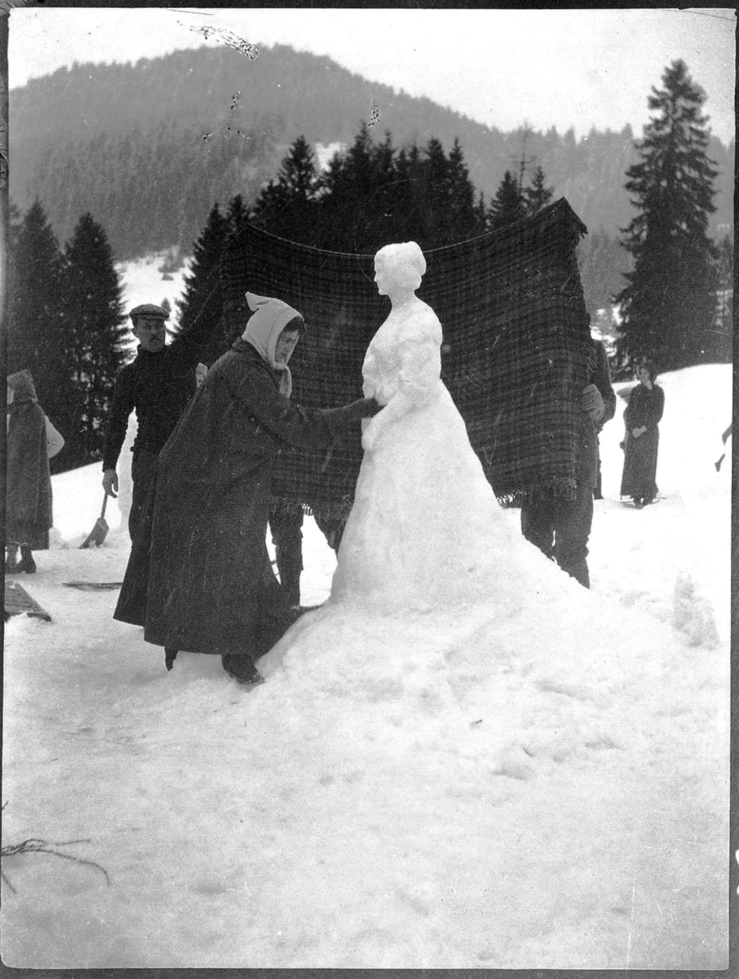 Frau baut Schneefrau