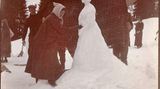 Frau baut Schneefrau