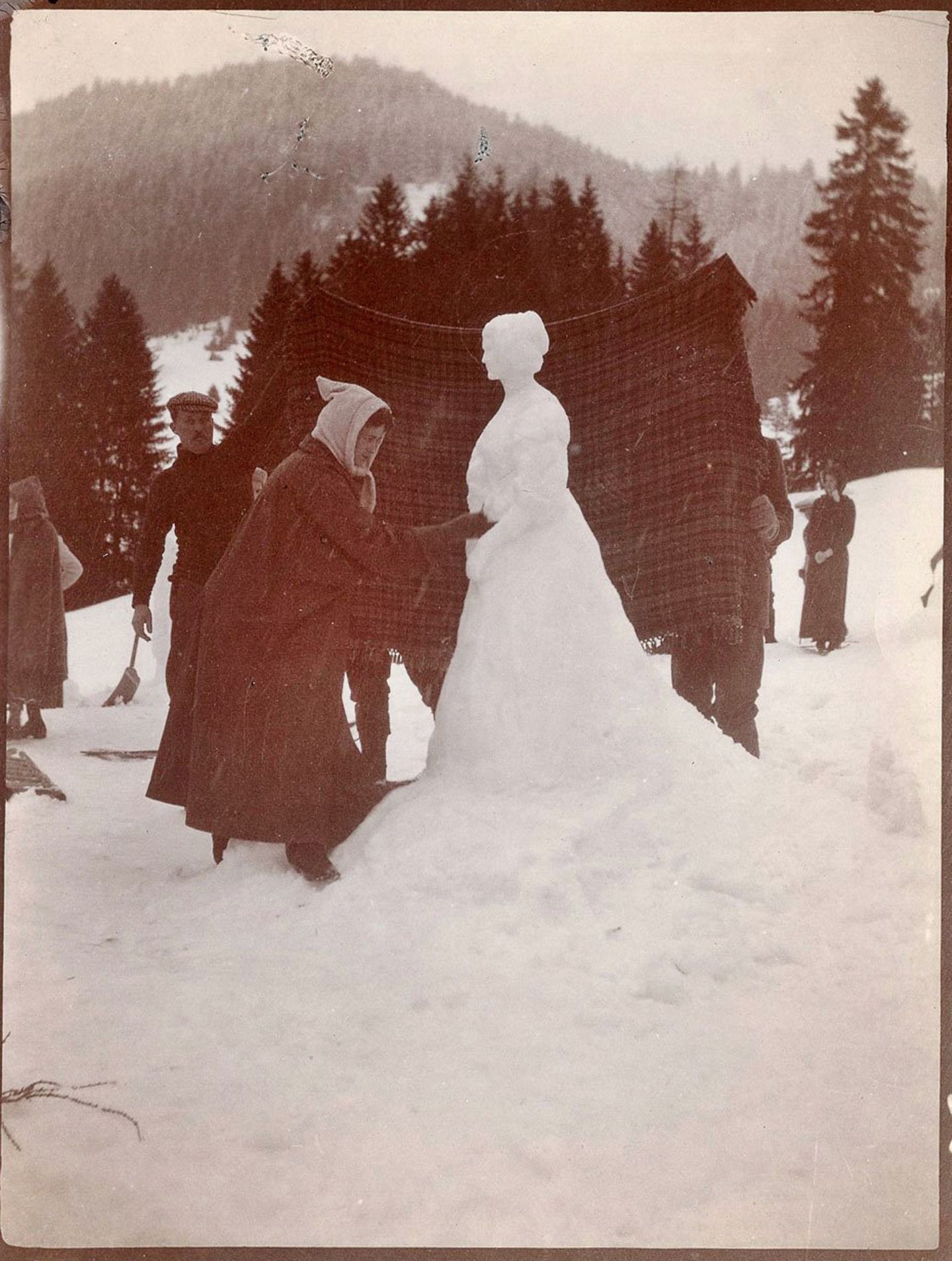 Frau baut Schneefrau